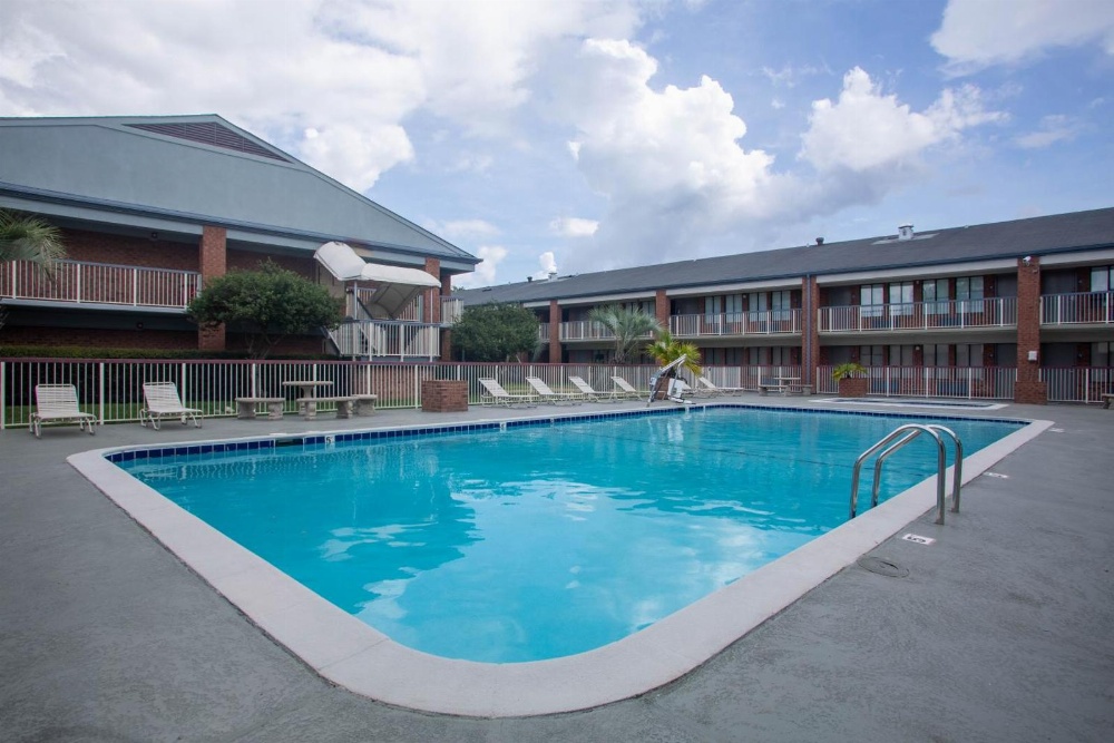 Super 8 by Wyndham Mobile I-65 Main image