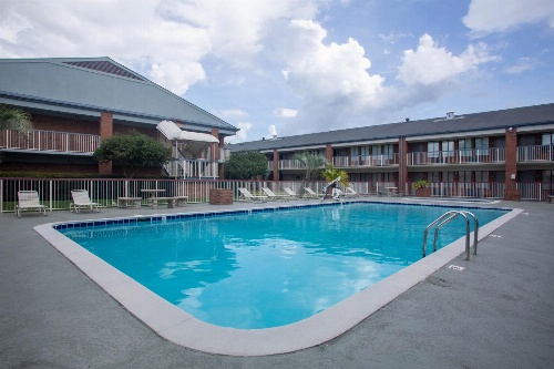Super 8 by Wyndham Mobile I-65 image 2