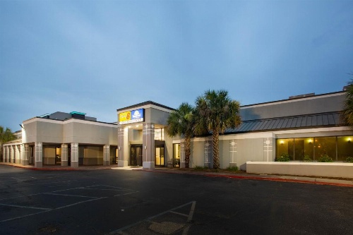 Super 8 by Wyndham Mobile I-65 image 4